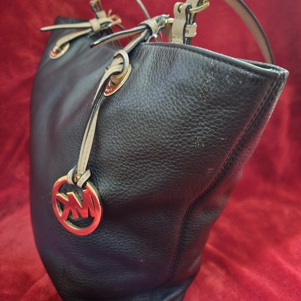 Michael Kors Jet Set Black Leather Tote - Picture 4 of 15